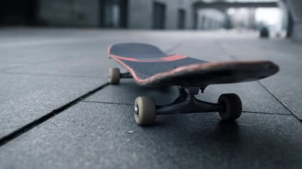 Skateboard ridning utomhus. Närbild skridsko stoppa i mitten av trottoaren. — Stockvideo
