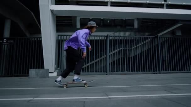 Un joven patinador montando afuera. Hipster disfrutando de paseo extremo al aire libre. — Vídeo de stock