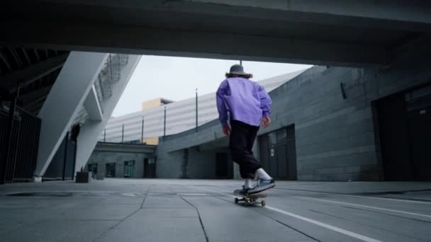 Aktivní hipster na longboardu venku. Skateboardista těší rychlost. — Stock video