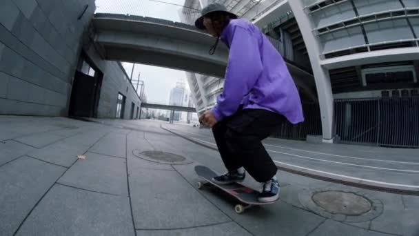 Patinador deportivo saltando en longboard al aire libre. Patín activo hipster fuera. — Vídeos de Stock