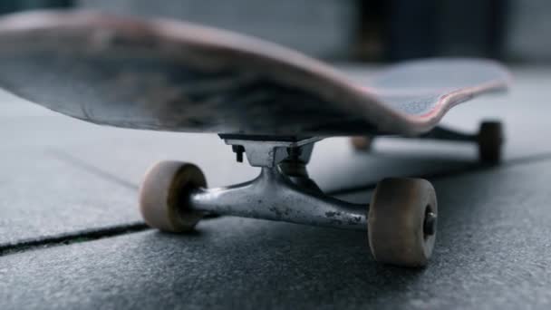 Skateboard permaneciendo en la acera en la mañana de verano. Concepto de deportes extremos. — Vídeo de stock