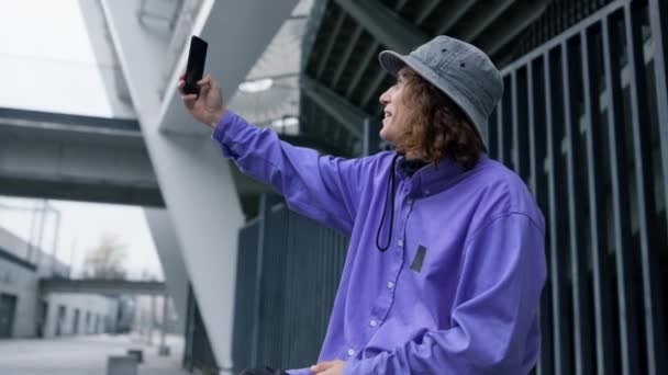 Cheerful man taking selfie on smartphone. Joyful hipster posing to cellphone. — Stock Video