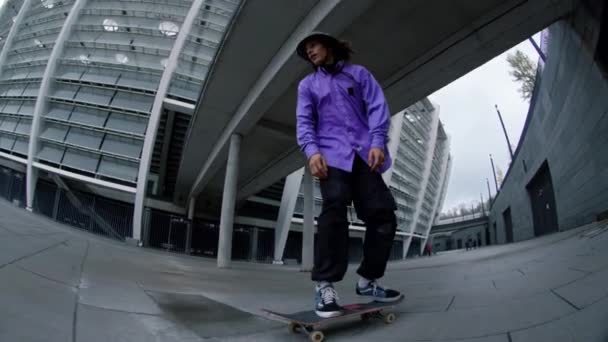 Sportovní muž skáče na skateboardu venku. Cool chlap vyvažování na longboardu. — Stock video