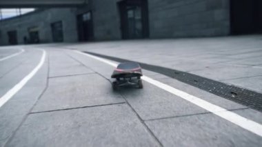 Uzun tahta kaldırımda yuvarlanıyor. Kaykay dışarıda kayıyor. Spor konsepti.