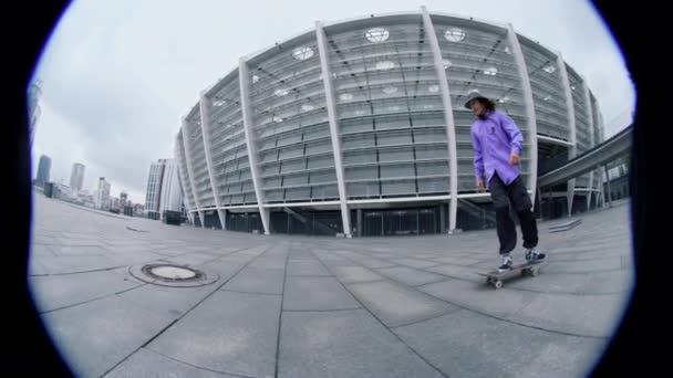 Fisheye vista de patinador deportivo chico equilibrio en el monopatín en la calle de la ciudad. — Vídeos de Stock