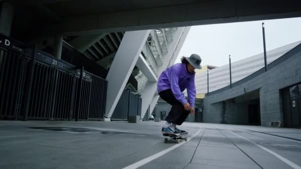 Aktives Hipsterspringen auf dem Skateboard im Freien. Skater balanciert auf Longboard. — Stockvideo