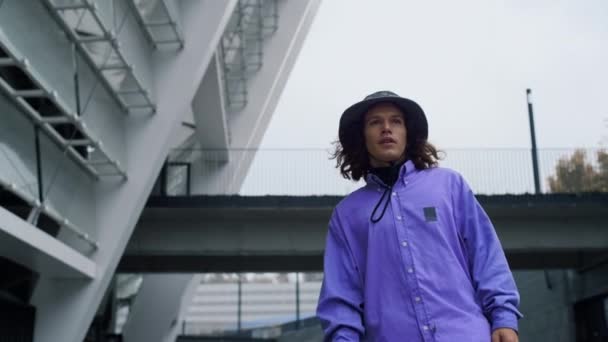 Soustředěný bruslař venku. Aktivní chlap školení na skateboardu na City Street. — Stock video