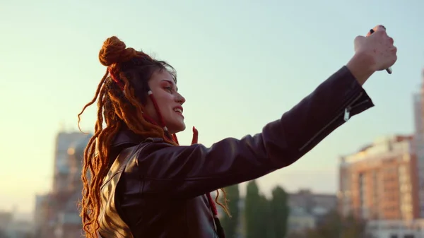 Mujer con estilo haciendo selfie en el teléfono celular fuera. Chica posando para cámara de teléfono. —  Fotos de Stock