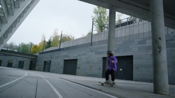 Aktivní bruslař na bruslích venku. Hipster skákání na skateboardu na promenádě. — Stock video