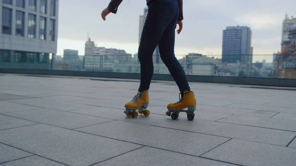 Hipster chica en patines bailando al aire libre. Mujer bailando sobre patines. — Foto de Stock