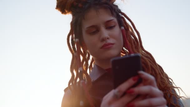 Koncentrált nő, aki üzenetet olvas a mobilján. Komoly lány gépel a képernyőn. — Stock videók
