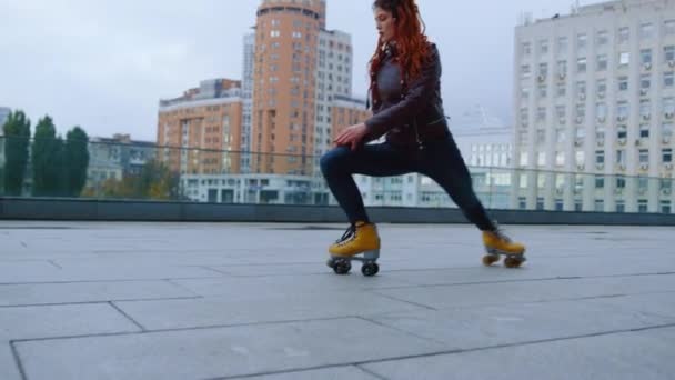 Mujer jengibre girando en patines fuera. Patinador bailando en la ciudad. — Vídeos de Stock