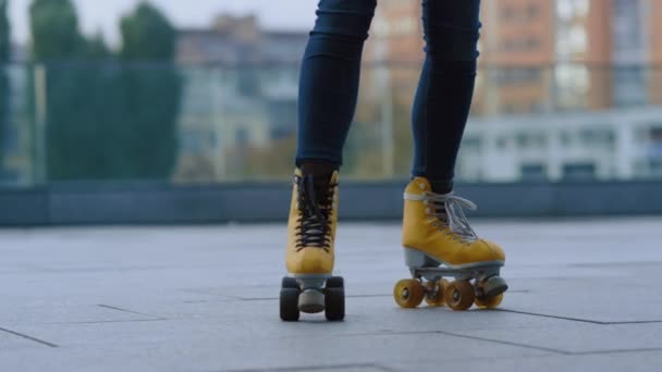 Primer plano piernas de mujer haciendo ejercicio al aire libre. Deportiva chica cabalgando en patines. — Vídeo de stock