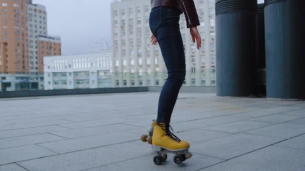 Deportiva chica montando en patines fuera. Mujer dando vueltas en patines. — Vídeos de Stock