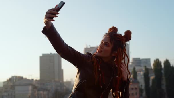 Stílusos nő szelfit készít okostelefonon. Hipster fényképezés telefonon kamera. — Stock videók
