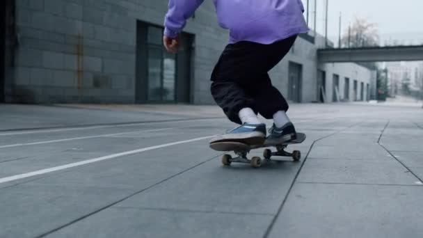 Piedi uomo sconosciuto cavalcando su skate all'aperto. ragazzo sportivo fare trucco su longboard. — Video Stock