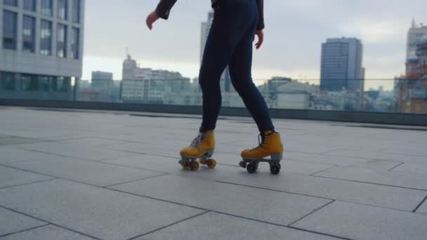 Hipster fille sur rollers dansant en plein air. Femme dansant sur patins à roulettes. — Video