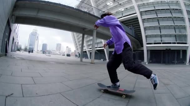 Un uomo sportivo che salta sul longboard per strada. ragazzo attivo cavalcando su skate all'aperto. — Video Stock