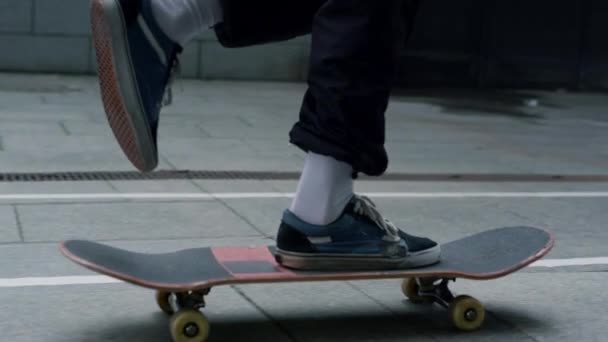 Nieznane nóżki łyżwiarzy jeżdżących na deskorolce. Bilans hipsterów na longboardzie. — Wideo stockowe