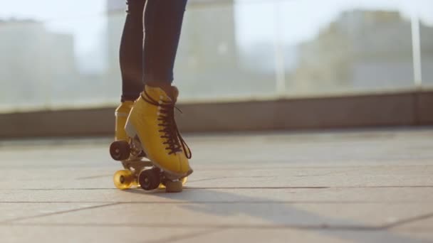 Frauenbeine auf Rollerblades im Freien. Rollschuhläuferin beim Moonwalk. — Stockvideo