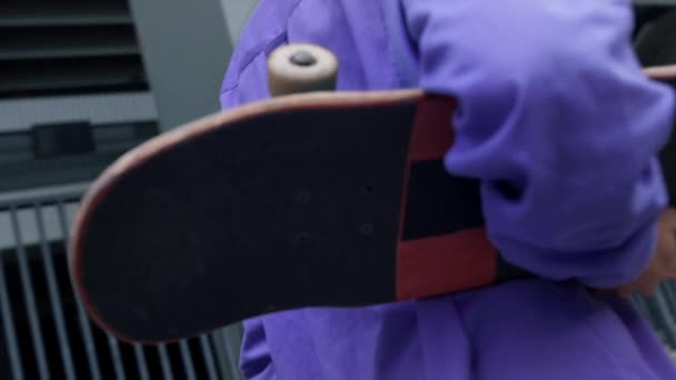 Un hombre genial que va a entrenar con patineta. Skater llevando longboard al aire libre. — Vídeos de Stock