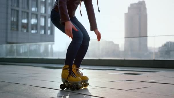 Patineur à roulettes faisant des tours sur le toit. Femme jambes chevauchant sur des patins à l'extérieur. — Video