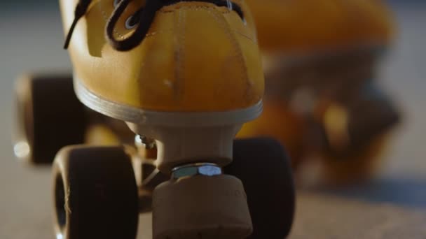 Close-up gele rolschaatsen met details. Vrouwelijke schaatsvoeten in rolschaatsen. — Stockvideo