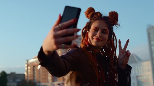 Mulher alegre a fazer selfie no telemóvel. Menina sorrindo posando para câmera do telefone. — Vídeo de Stock
