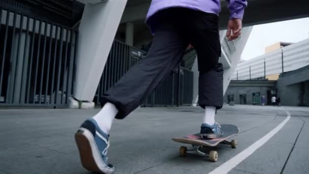 Aktywny człowiek robi kickflip z deskorolką na zewnątrz. Jazda na łyżwach na longboardzie. — Wideo stockowe