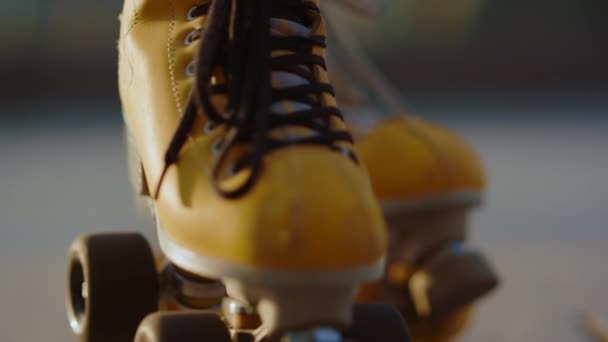 Patines amarillos de primer plano. Botas elegantes con ruedas para patinar en verano. — Vídeo de stock