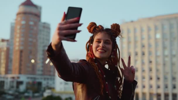 Mulher feliz a fazer selfie no telemóvel lá fora. Menina olhando para câmera de telefone. — Vídeo de Stock