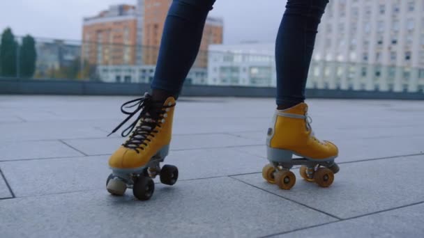 Chica irreconocible haciendo elementos de patinaje sobre ruedas en la azotea en verano. — Vídeo de stock