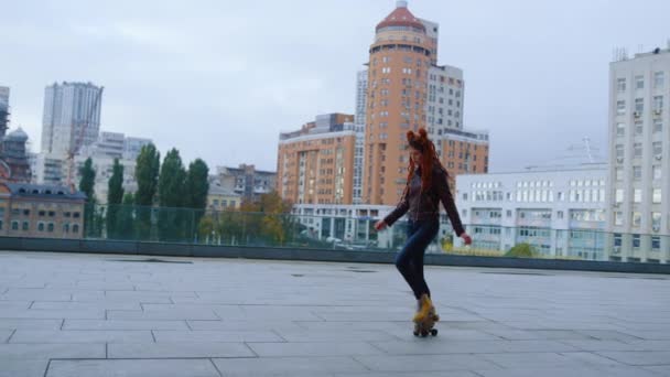 Mulher elegante fazendo passos em patins na rua. Dança de patinador. — Vídeo de Stock