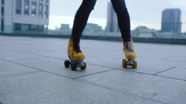 Rouleau sportif effectuant des éléments de patinage en plein air. Femme chevauchant sur des rollers. — Video