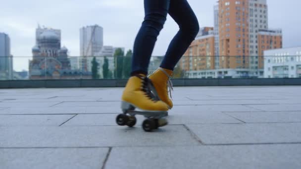 Jambes de femme faisant des pas sur les rollers à l'extérieur. Roller skater équitation en plein air. — Video