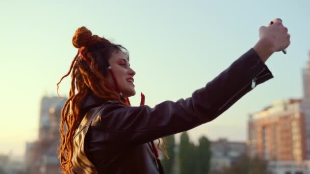 Mulher elegante fazendo selfie no celular lá fora. Menina posando para câmera do telefone. — Vídeo de Stock