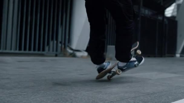 Mladý bruslař dělá trik na longboardu. Sportovní hipster jumping na skateboardu. — Stock video