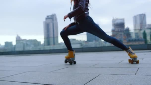 Active woman dancing on roller skates outdoor. Hipster circling on rollerblades. — Stock Video