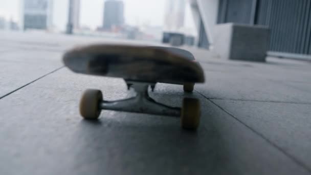 Roues de skateboard en gros plan tournant à l'extérieur. Skate roulant le long de la rue de la ville. — Video