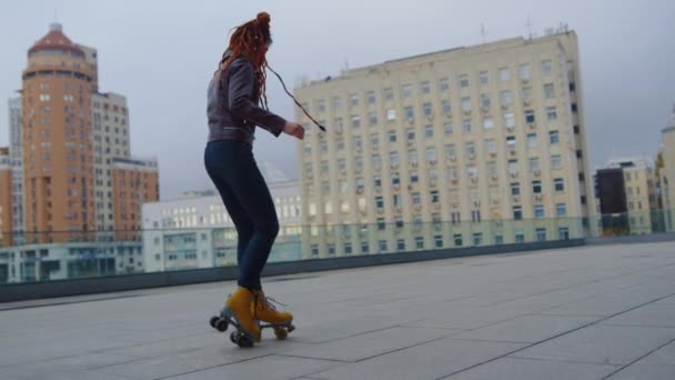 Cool roux femme chevauchant sur rollers. hipster femelle montrant le patinage à roulettes. — Video