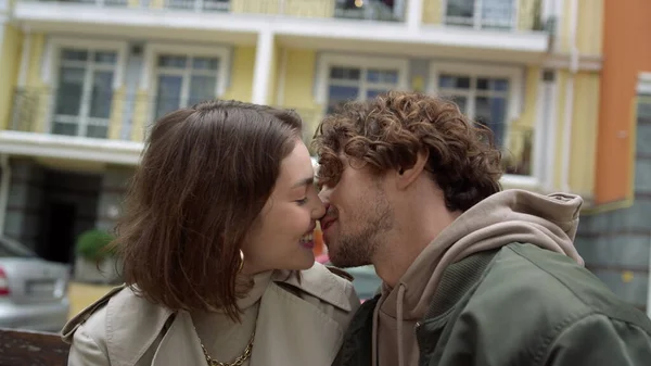 Pareja feliz riendo en una cita romántica. Hombre y mujer talando feliz al aire libre. —  Fotos de Stock