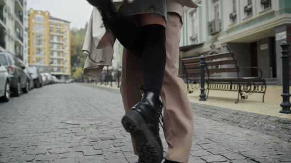 Unknown man circling woman outdoor. Closeup people legs on city street. — Stock Photo, Image