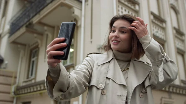 Mujer alegre hablando durante la videollamada. Chica saludando la mano en la cámara del teléfono. — Foto de Stock