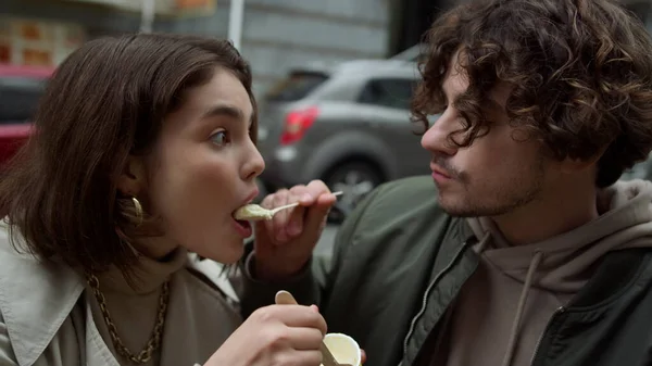 사랑 스러운 부부 가 길거리에서 아이스크림을 즐기고 있습니다. 야외에서의 담배 소비 데이트. — 스톡 사진