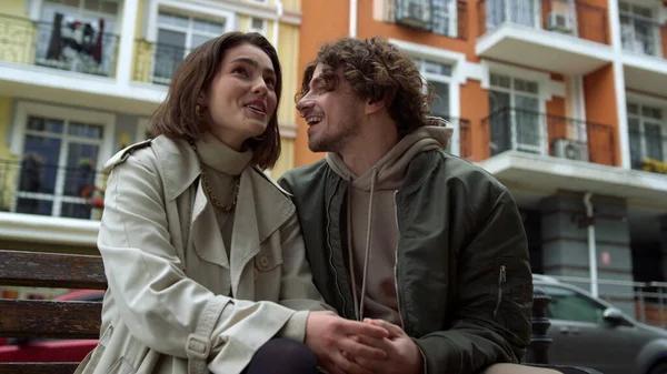 낭만적 인 부부는 야외에서 행복을 느낀다. 남자와 여자 가 도시의 거리에서 웃는 모습. — 스톡 사진