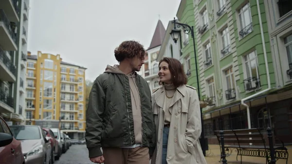 로맨틱 한 커플 이 도시 거리를 걷고 있습니다. 남자와 여자가 함께 야외에서 이야기하는 모습. — 스톡 사진