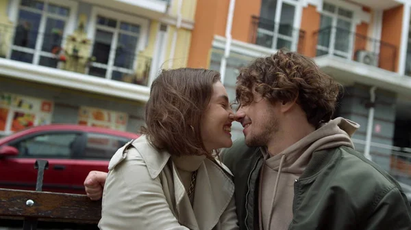 즐거운 부부 가 도시에서 데이트를 한다. 야외 벤치에서 키스하는 사람들. — 스톡 사진