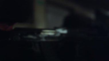 SWAT timi tüfeklere nişan alıyor. Silahlı özel kuvvetler grubu.