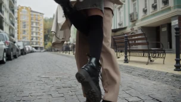 Unknown man circling woman outdoor. Closeup people legs on city street. — Stock Video