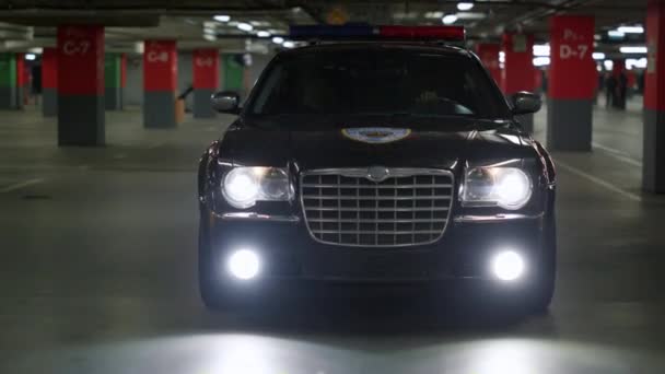 Αστυνομικό αυτοκίνητο εξερευνά περιοχή τη νύχτα. Αστυνομικοί οδηγούν περιπολικό όχημα — Αρχείο Βίντεο